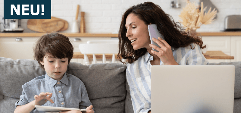 Mutter telefoniert mit ihrem Smartphone, während ihr Sohn auf dem Sofa ein Tablet nutzt. NEU: Alles, was Du über Glasfaser wissen musst.