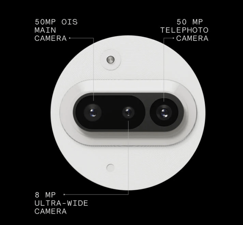 Rundes Kamera-Modul mit 50 MP Hauptkamera mit OIS, 50 MP Telekamera und 8 MP Ultraweitwinkelkamera  auf schwarzem Hintergrund dargestellt.