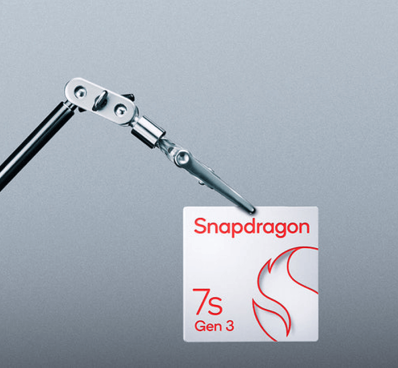 Nahaufnahme eines mechanischen Greifarms, der einen Chip mit der Aufschrift ‚Snapdragon 7s Gen 3‘ in roten Lettern hält – der Prozessor des Nothing Phone (3a) Pro auf grauem Hintergrund