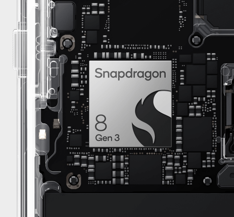 Detailaufnahme des Innenlebens eines Smartphones mit Fokus auf den Prozessor. Im Zentrum ist der silberne Chip mit der Aufschrift „Snapdragon 8 Gen 3“ und dem Snapdragon-Logo zu sehen. Der Chip ist von einer Vielzahl kleiner, schwarzer Komponenten und Leiterbahnen umgeben und verdeutlicht die hochintegrierte Elektronik im Inneren des OnePlus 12.