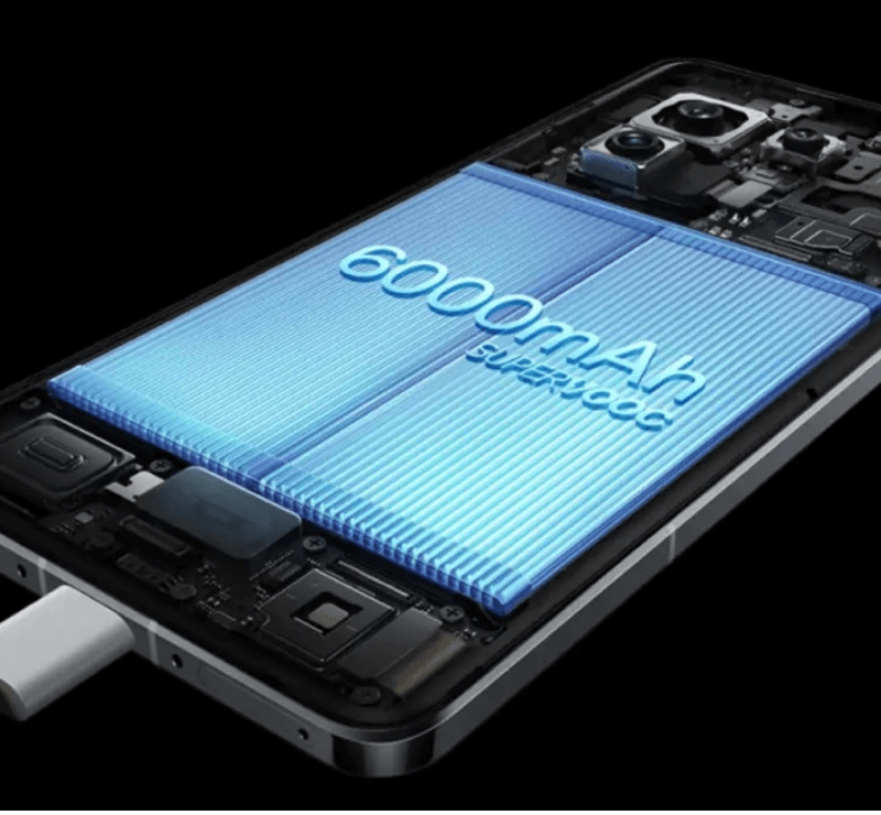 Transparente Innenansicht des OnePlus 13 mit Fokus auf den Akku. Im Zentrum des Geräts ist ein stilisierter, leuchtend blauer Akku mit der Beschriftung „6000 mAh SUPERVOOC“ zu sehen, der die hohe Kapazität und Schnellladefähigkeit hervorhebt. Der Akku nimmt fast die gesamte Länge des Smartphones ein. Ein USB-C-Ladekabel ist am unteren Rand angeschlossen. Die Darstellung betont Leistung und Effizienz der neuen Akkutechnologie.