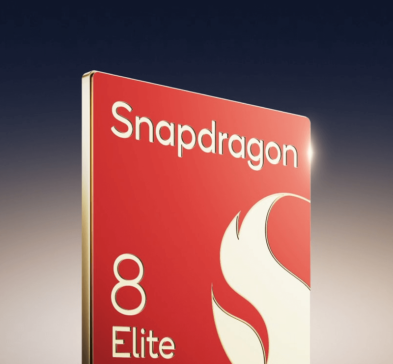 Stilisierte Darstellung des Snapdragon 8 Gen 3 Elite Chips, der im OnePlus 13 verbaut ist. Der Chip wird in einer gold-roten Farbgebung mit glänzenden Kanten und elegantem 3D-Effekt gezeigt. Die Aufschrift „Snapdragon 8 Elite“ und das markante Snapdragon-Flammenlogo stehen im Vordergrund. Der Hintergrund verläuft von dunklem Blau zu warmem Beige und unterstreicht die Premium-Anmutung des Prozessors.
