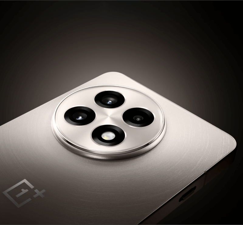 Rückansicht des OnePlus 13R in elegantem Metallic-Finish mit kreisförmigem Kameramodul und vier Objektiven.