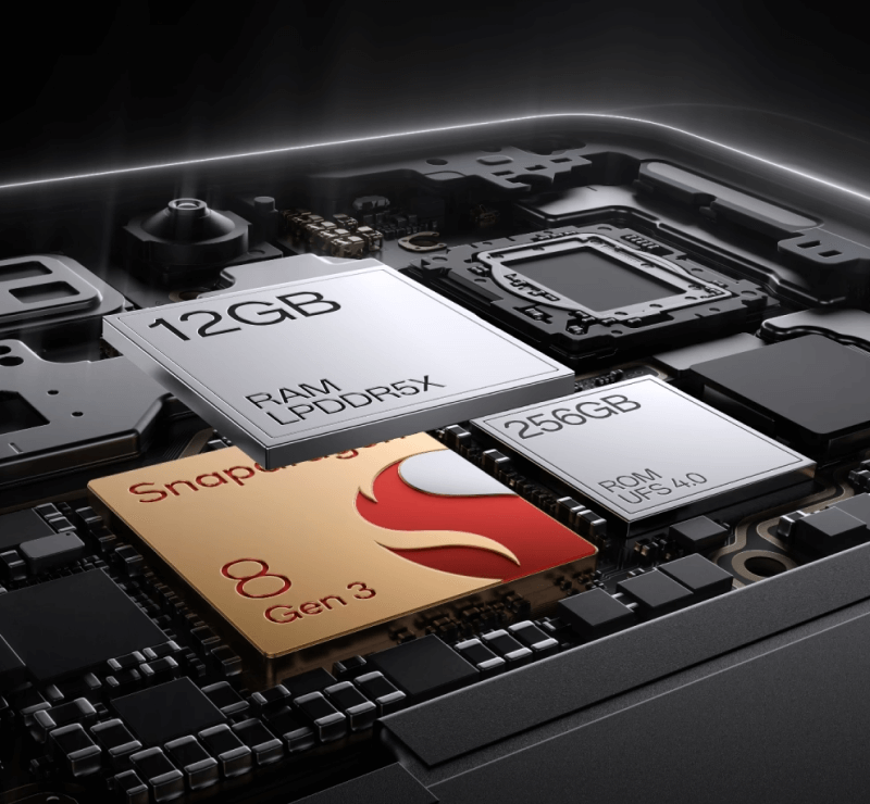 Nahaufnahme des Innenlebens des OnePlus 13R mit Snapdragon 8 Gen 3 Prozessor, 12 GB LPDDR5X RAM und 256 GB UFS 4.0 Speicher.
