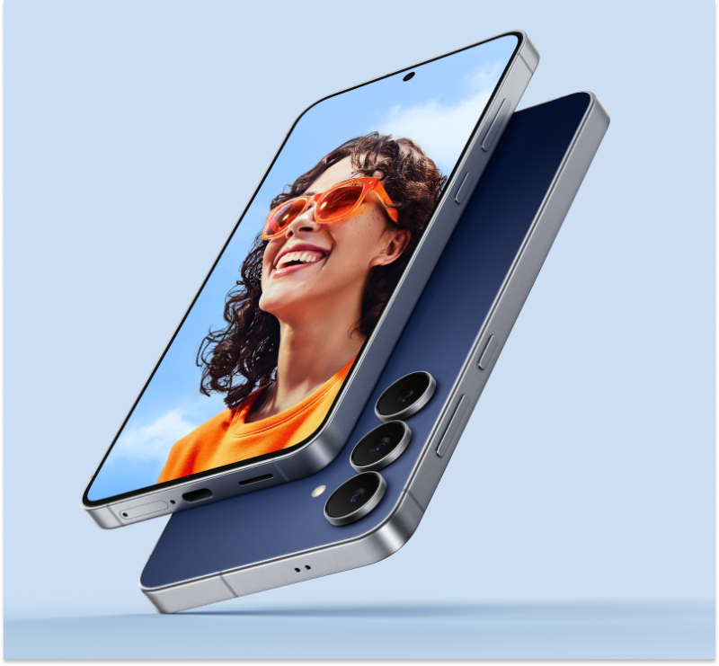 Zwei Samsung Galaxy S25 FE Smartphones in blau-silbernem Design schweben vor hellblauem Hintergrund, das vordere zeigt das Foto einer lächelnden Frau mit oranger Sonnenbrille
