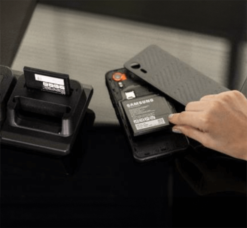 Der Akku des Galaxy XCover 7 lässt sich einfach wechseln.
