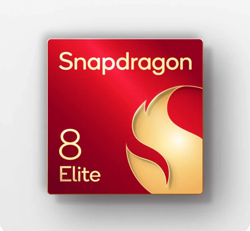 Ein Chip-Logo des Snapdragon 8 Elite Prozessors von Qualcomm. Das quadratische Design hat einen roten Hintergrund mit goldener Schrift und einem stilisierten Flammen-Logo auf der rechten Seite. Oben steht "Snapdragon", darunter "8 Elite". Das Bild hebt die Leistungsfhigkeit und Exklusivitt des Prozessors vom Xiaomi 15 hervor. Der Hintergrund ist schlicht grau mit einem leichten Schatteneffekt.