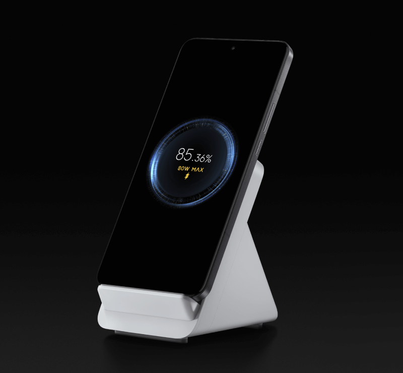 Das abgeschnittene Display vom iPhone 15 Pro Max zeigt das Datum sowie die Uhrzeit.