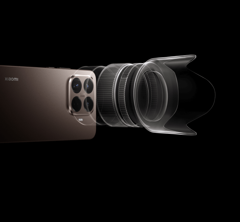 Ein Xiaomi 15T Pro Smartphone in Bronze-Farbe vor schwarzem Hintergrund, von der Rckseite gezeigt. An das quadratische Kameramodul mit drei Linsen ist ein groes, professionelles Kameraobjektiv mit Streulichtblende montiert, das die Kamera-Funktionen des Gerts hervorhebt. Der Xiaomi-Schriftzug ist auf der Rckseite sichtbar.