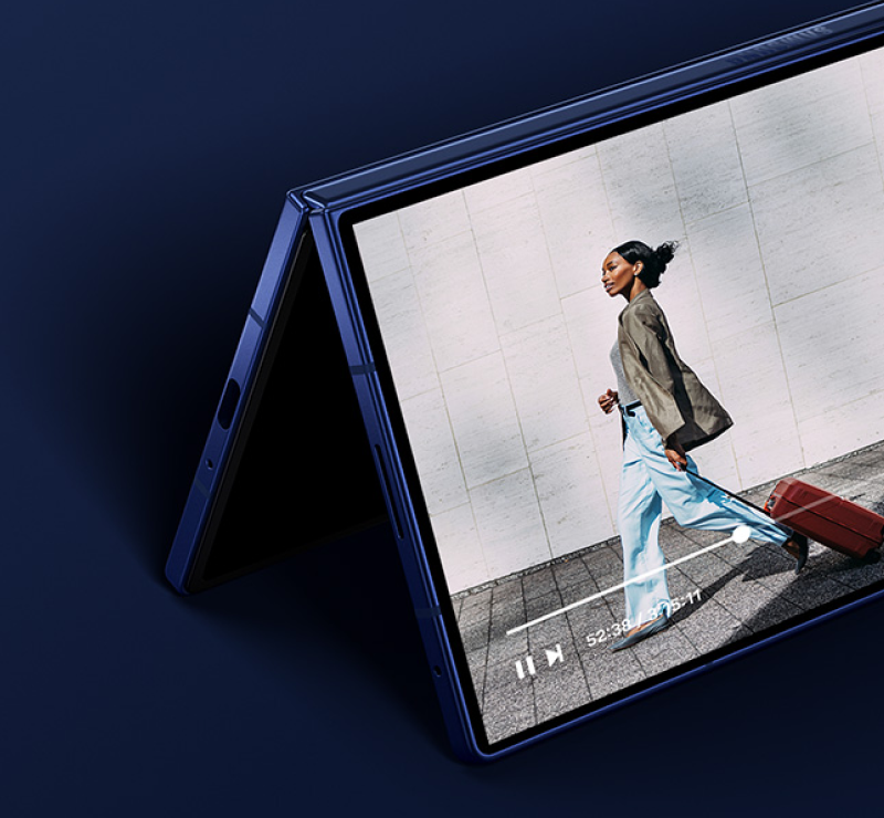 Das Galaxy Z Fold7 steht halb aufgeklappt und zeigt ein Video