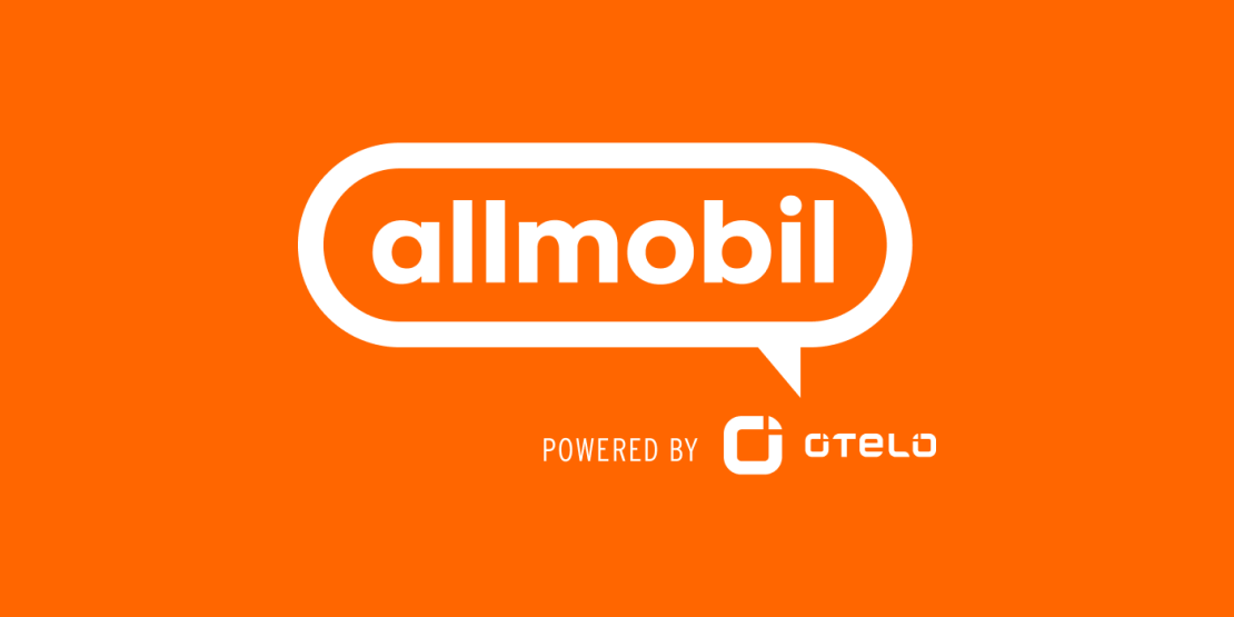 Allmobil-Logo auf orangem Hintergrund in Form einer weißen Sprechblase mit dem Schriftzug „allmobil“. Darunter steht „Powered by Otelo“ mit Otelo-Logo in Weiß.