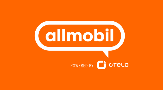Allmobil-Logo auf orangem Hintergrund in Form einer weißen Sprechblase mit dem Schriftzug „allmobil“. Darunter steht „Powered by Otelo“ mit Otelo-Logo in Weiß.