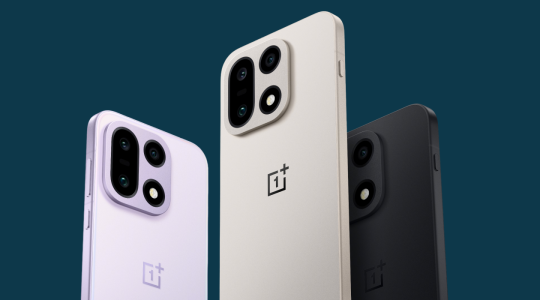 Drei OnePlus-15-Geräte in den Farben rosa, schwarz und creme auf petrol-farbenem Hintergrund
